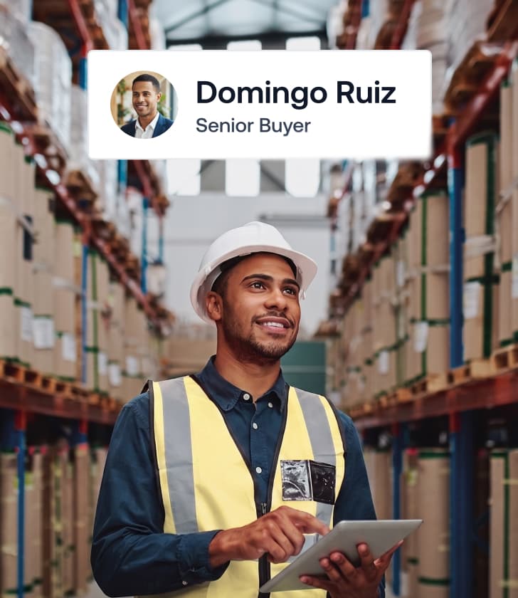 El comprador sénior Domingo Ruiz sostiene una tableta digital dentro de un gran almacén de logística