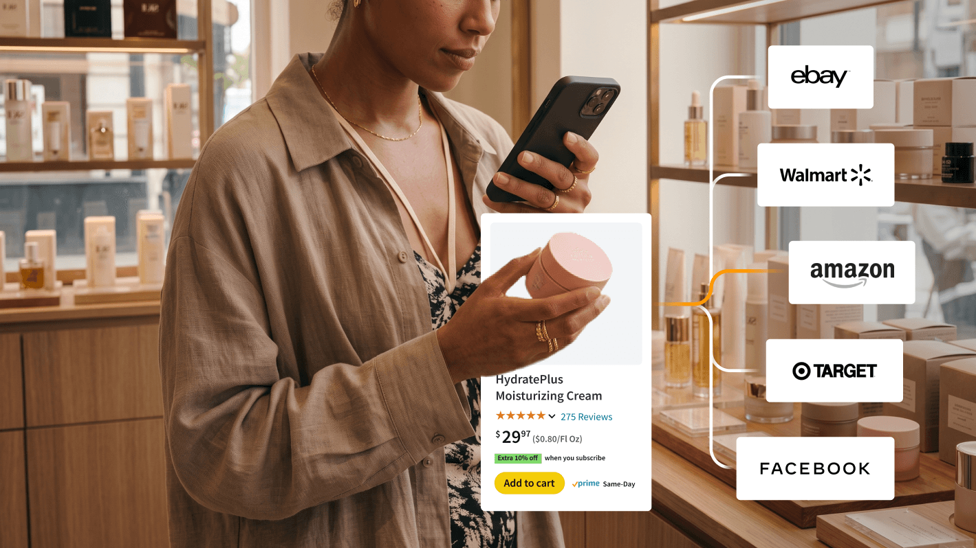 Mujer en una tienda minorista usando su teléfono inteligente para consultar los listados en línea de una crema hidratante.