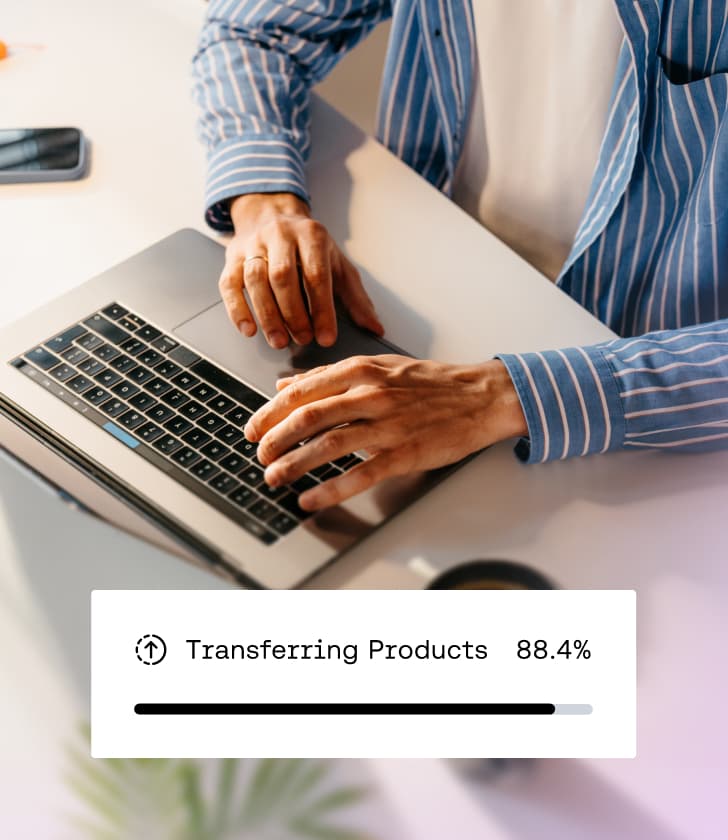 Persona escribiendo en una computadora portátil con una barra de progreso de transferencia de productos superpuesta.