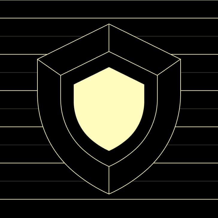 Ícono isométrico de escudo de seguridad en color Yellow claro sobre un fondo oscuro con líneas de cuadrícula horizontales.