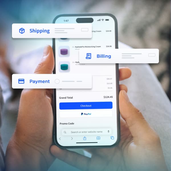 Una persona sostiene un smartphone que muestra una página de pago online, con etiquetas flotantes para la información de envío, facturación y pago.
